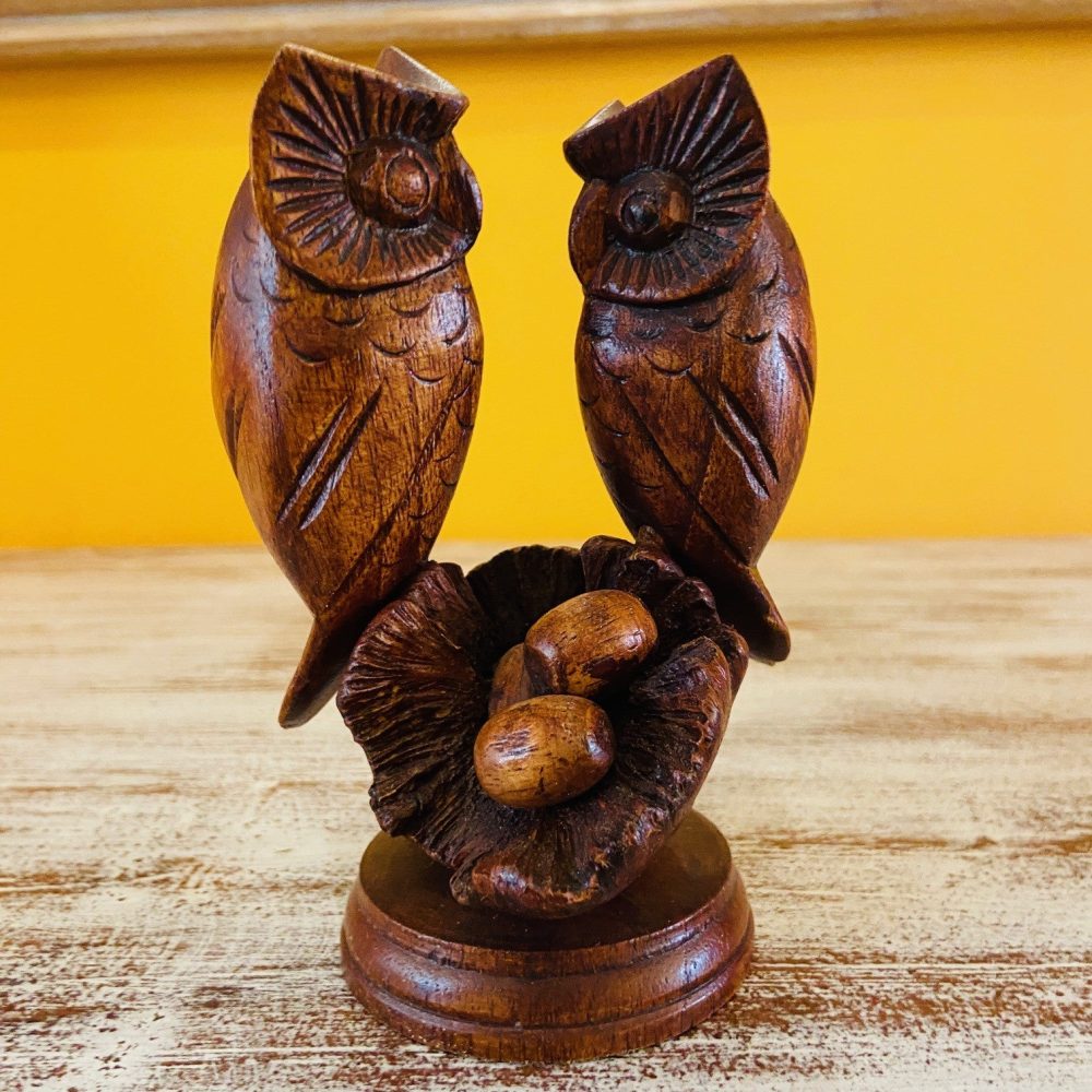 Famiglia gufi scultura legno etnica nido con uova